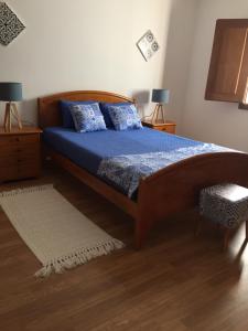 拉梅戈Quinta da Vinha Morta的一间卧室配有一张带蓝色棉被的床