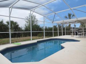 达文波特Westridge Pool Home的一个带玻璃屋顶的室内游泳池