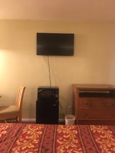 英格尔伍德LAX世纪旅馆的酒店客房设有一张床和墙上的电视