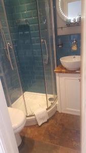 特伦托河上的纽瓦克博蒙德克罗斯宾馆的带淋浴、卫生间和盥洗盆的浴室