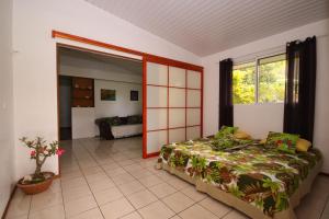 法勒Fare Kahaia的客房设有床和大窗户。
