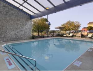 肯特戴斯肯特酒店 - 阿克伦的大楼里的一个大型空游泳池