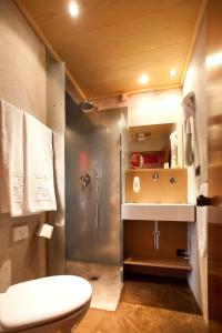 马尔切西内路娜洛萨酒店的带淋浴、卫生间和盥洗盆的浴室