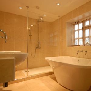 霍普卢斯希尔水疗酒店的带浴缸、淋浴和盥洗盆的浴室