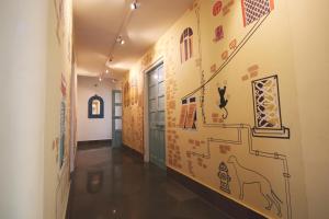 斋浦尔斋浦尔简塔尔旅舍的走廊上挂有画图的墙壁