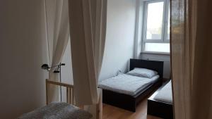 弗尔克林根Gästehaus Samuel的一间卧室设有两张床和窗户。