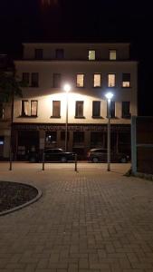 弗尔克林根Gästehaus Samuel的前面有两盏路灯的建筑