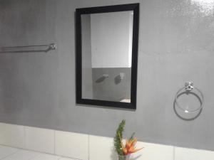 高尔安努沙15号寄宿公寓的浴室墙上的镜子