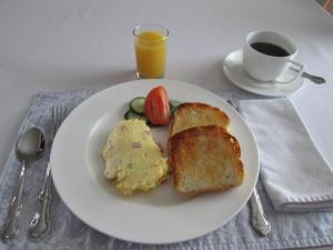 Port-Daniel吉特莱斯阿科里斯特奎里宾馆的鸡蛋、烤面包和咖啡的白盘