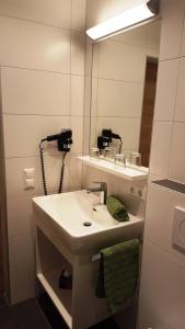 马尔尼茨叶嘉霍夫膳食公寓的一间带水槽和镜子的浴室