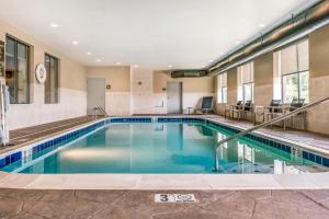 Comfort Suites Florence - Cincinnati South内部或周边的泳池