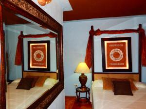 埃尔富埃尔特Hotel Torres Del Fuerte的一间卧室配有两张床和镜子