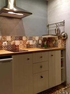 科武港Casa de Mar @ Porto Côvo的厨房配有水槽和台面
