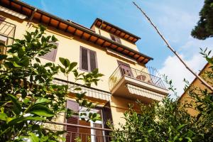 佛罗伦萨​​卡斯塔尼奥Il别墅酒店的带阳台和树木的黄色建筑