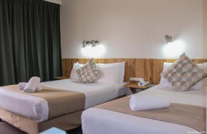Leeton里弗赖纳汽车旅馆的一间酒店客房,房间内设有两张床
