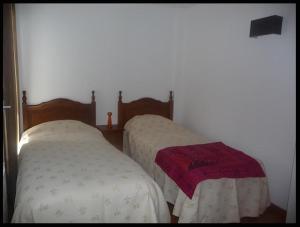 埃尔塔特索尔塔特酒店的两张睡床彼此相邻,位于一个房间里