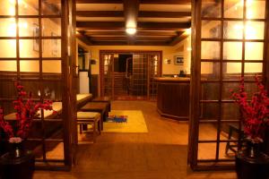 MonjoMountain Lodges of Nepal - Monjo的客厅配有沙发和桌子