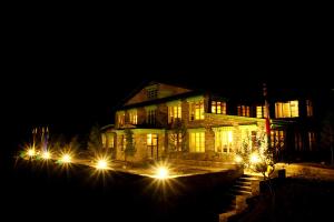 MonjoMountain Lodges of Nepal - Monjo的夜晚在屋前有灯