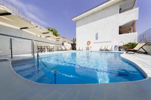埃夫迪洛斯阿瑟拉酒店的大楼中央的大型游泳池