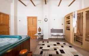 埃夫迪洛斯阿瑟拉酒店的一间带浴缸的浴室