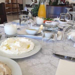 拉马拉塔伊比赫黄金酒店的一张桌子,上面放着食物和蜡烛