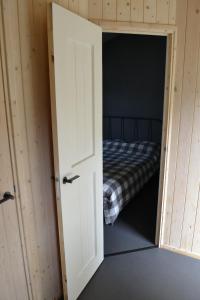 Mooi nieuw houten huisje客房内的一张或多张床位
