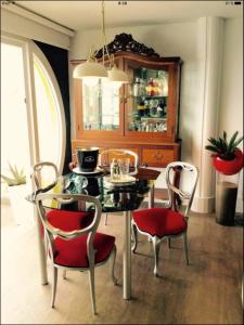 萨迪纳Gáldar PENTHOUSE OVER THE SEA!的一间设有玻璃桌和椅子的用餐室