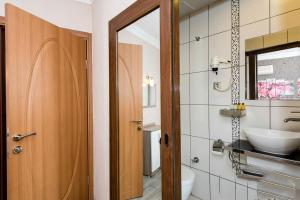 伊兹密尔伊兹密尔奥林匹亚酒店的一间带水槽、卫生间和镜子的浴室