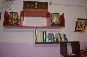 瓦拉纳西阿祖尔旅馆的书架和书架上的盒子
