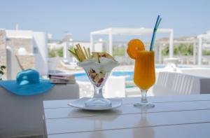 迈洛波塔斯岛屋酒店的一张桌子,上面放着两杯果汁和饮料