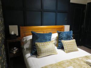 伍斯特卡廷而尔哈特酒店的一间卧室配有一张带蓝色墙壁和枕头的床
