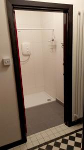 贝尔马利特契尔科盟小屋度假旅馆的带淋浴和白色淋浴的浴室