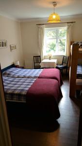 贝尔马利特契尔科盟小屋度假旅馆的一间卧室设有一张大床和一个窗户。