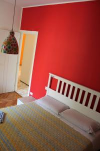 米兰米勒利尔如家公寓的卧室设有红色的墙壁和一张床
