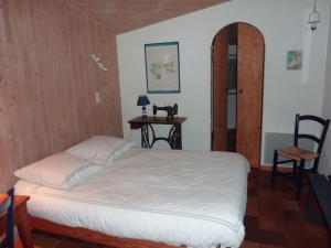 雷岛圣玛丽彻尼斯布鲁住宿加早餐旅馆的一间卧室配有一张床和一张桌子及椅子
