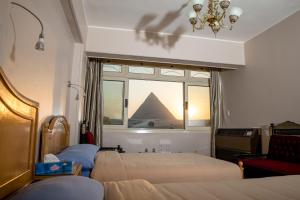 开罗卫报旅馆的酒店客房,享有金字塔的景色