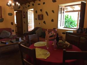 阿古洛林孔安东尼度假屋的客厅配有一张桌子和红色桌布