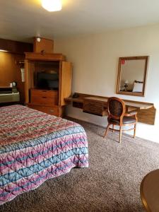 PrestonPlaza Motel的酒店客房,配有床和镜子