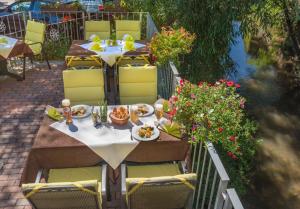 拜罗伊特鲁目勒餐厅酒店的坐在庭院里的一张带食物盘的桌子