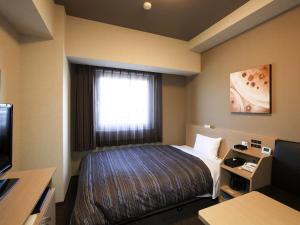 富山富山因特路线酒店的酒店客房设有床和窗户。