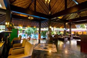 芭堤雅市中心LK Mantra Pura Resort的一个带沙发和桌子的度假村大堂