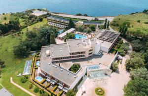 亚历山德鲁波利斯亚历山大海滩温泉酒店的屋顶上方设有太阳能电池板的建筑的顶部景色