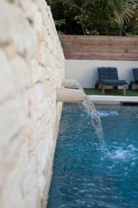 阿维尼翁新城La Villa Dupont d'Avignon的一个带喷泉的游泳池