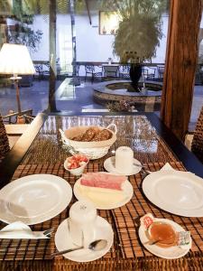 伊科德洛斯维诺斯埃姆布勒玛提卡圣奥古斯丁酒店的一张带白板和一碗食物的桌子
