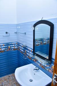 坦加拉Green turtle的一间带水槽和镜子的浴室
