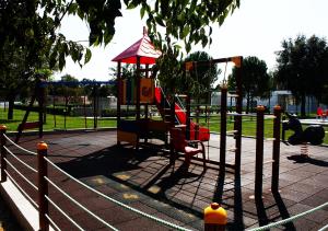 蒙塔吉尔Parque de Campismo Orbitur Montargil的公园里一个带滑梯的游乐场