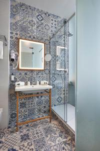 布鲁塞尔海格酒店的一间带水槽和镜子的浴室