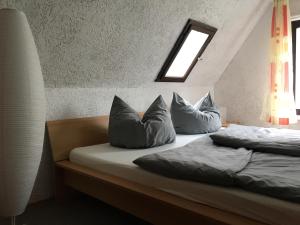 莱比锡Ferienhaus zentral & grün的一间卧室配有两张带枕头的床和窗户。