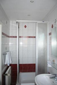 杜塞尔多夫Boutique Hotel Villa Stockum的带淋浴和盥洗盆的浴室