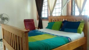 恩德培艾格波坦妮卡景观汽车旅馆的一间卧室配有一张带彩色床单的木床